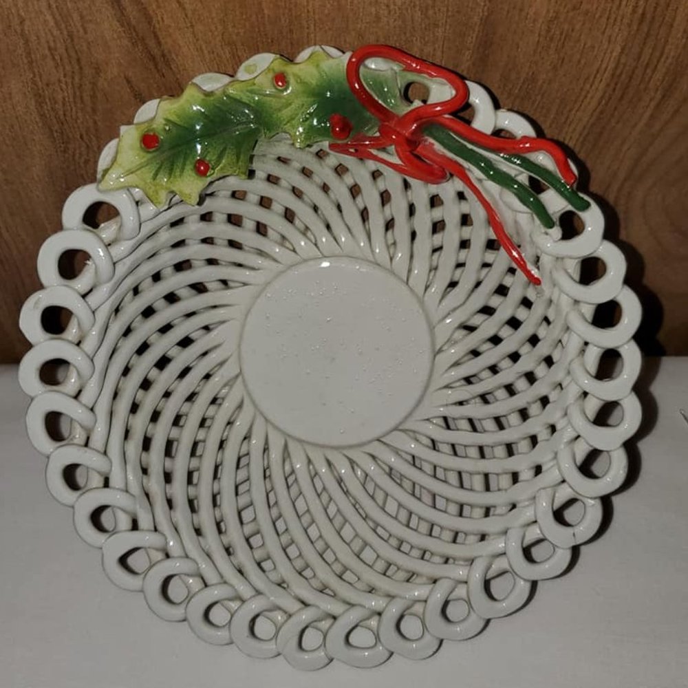 Capodimonte bowl with holly and bow